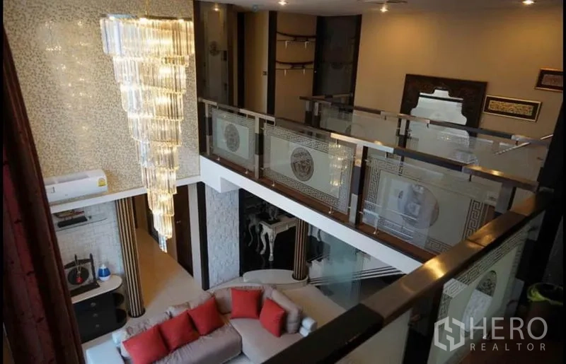 คอนโด ให้เช่าในKhlong Toei, Bangkok - ชั้นลอยพร้อมราวกันตกกระจกลายสวย มองลงสู่ห้องนั่งเล่นและโคมระย้า