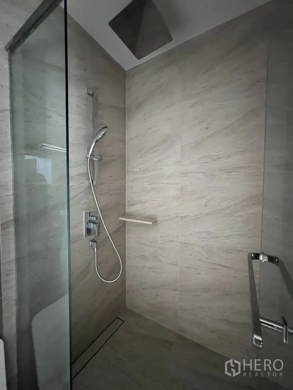 公寓 for rent in Watthana, Bangkok - 玻璃淋浴房内的雨淋花洒与手持花洒。