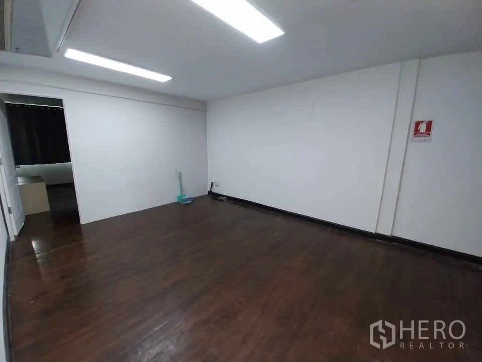 店屋 出租或出售在Watthana, Bangkok - 大型多功能房，木地板与白墙。