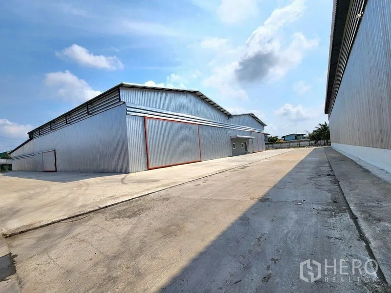 โรงงาน ให้เช่าในMueang Samut Sakhon, Samut Sakhon - ถนนระหว่างอาคารโกดัง สะดวกต่อการเข้าถึงและจอดรถบรรทุก