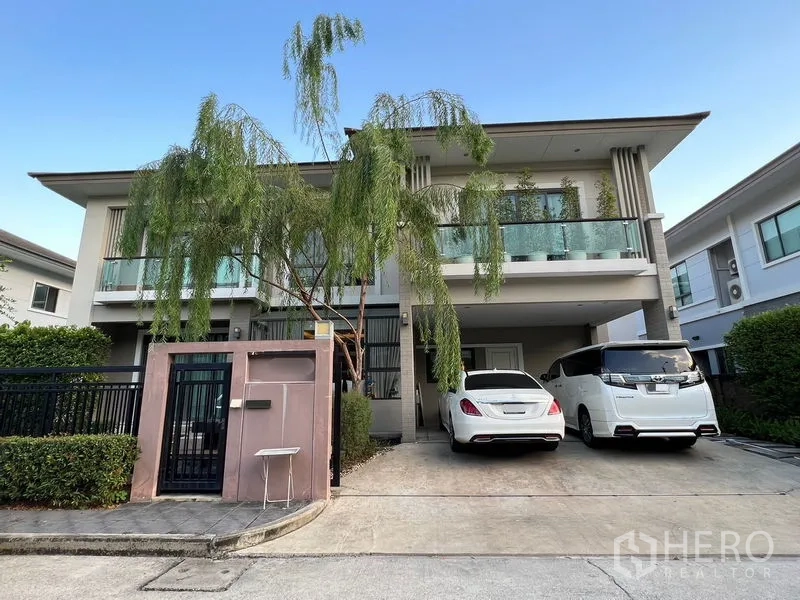 Detached House for rent in Suan Luang, Bangkok - Modern two-storey detached house front with double carport and glass balcony in Bangkok.