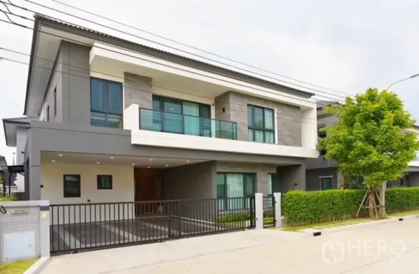 Detached House for rent or sale in Bang Phli, Samut Prakan - Modern two-storey detached house at The City Bangna with gated entrance and covered carport on a quiet Bang Phli street.
