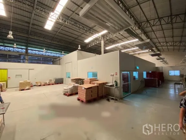 货栈 出租在Bueng Kum, Bangkok - 生产区带保温隔断、窗户、托盘及顶部工业照明。