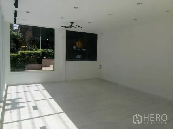 พื้นที่ขายปลีก ให้เช่าในKhlong Toei, Bangkok - พื้นที่ภายในโล่งสว่าง พื้นกระเบื้องสีขาว หน้าต่างบานใหญ่ พร้อมไฟดาวน์ไลท์และรางไฟ