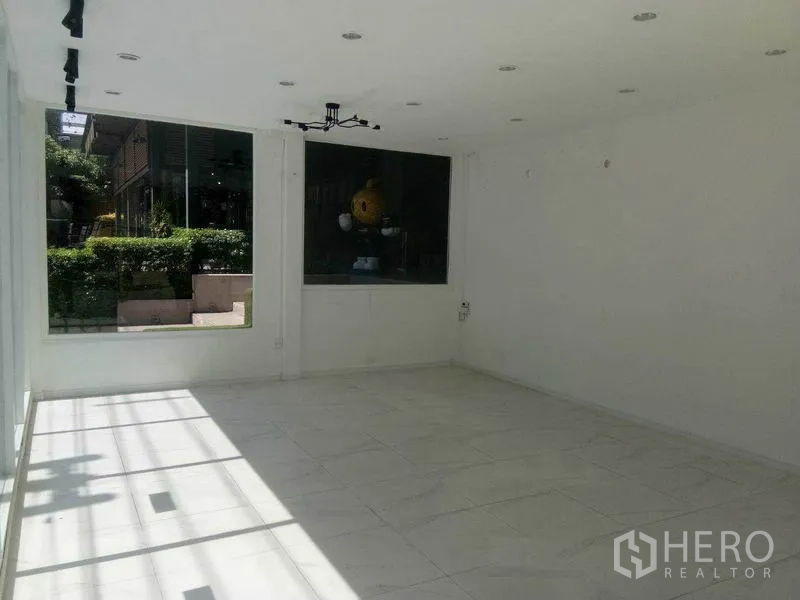 พื้นที่ขายปลีก ให้เช่าในKhlong Toei, Bangkok - พื้นที่ภายในโล่งสว่าง พื้นกระเบื้องสีขาว หน้าต่างบานใหญ่ พร้อมไฟดาวน์ไลท์และรางไฟ