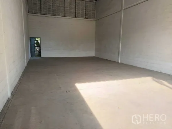 คลังสินค้า ให้เช่าในBang Phlat, Bangkok - ภายในโกดังเพดานสูง พื้นคอนกรีต พื้นที่โล่ง พร้อมประตูทางเดินด้านข้าง ในบางพลัด กรุงเทพฯ