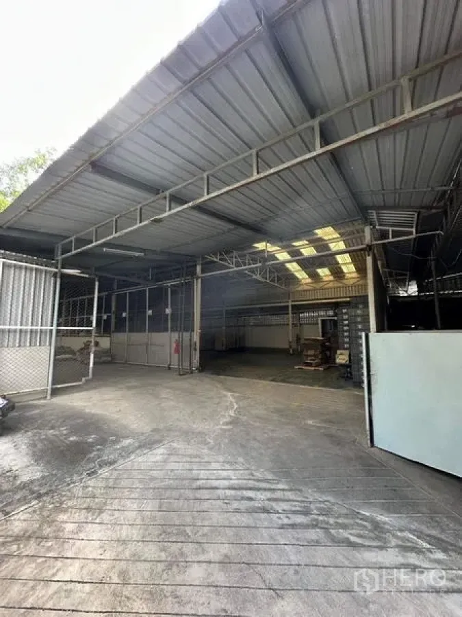 คลังสินค้า ให้เช่าในYan Nawa, Bangkok - ส่วนหน้าของโกดัง มีประตูรั้วและพื้นที่ทำงานใต้กันสาด