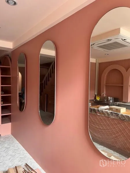 อาคารพาณิชย์ ให้เช่าหรือขายในWatthana, Bangkok - ผนังตกแต่งกระจกทรงวงรีข้างบันได โทนสีชมพูอบอุ่น