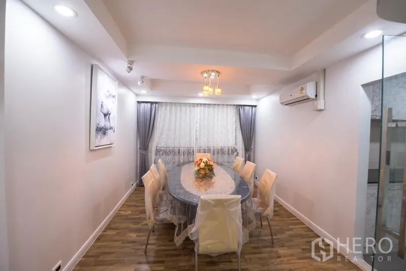 คอนโด ให้เช่าในKhlong Toei, Bangkok - ห้องทานข้าวแบบเป็นทางการ โต๊ะวงรี โคมแชนเดอเลียร์ ผ้าม่าน และเครื่องปรับอากาศ