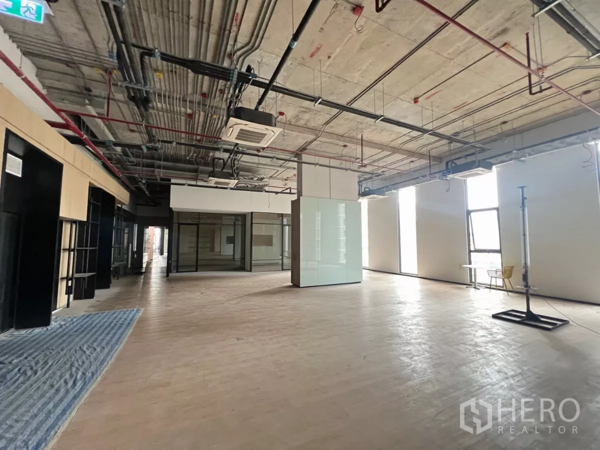 零售空间 出租 - 超大零售空间，中央玻璃结构体，落地窗与外露式天花。