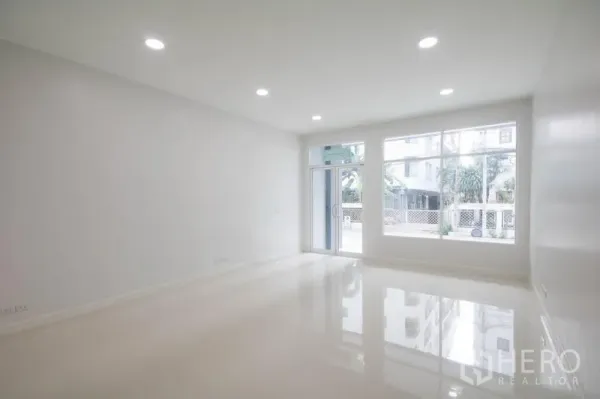 สำนักงานที่บ้าน ขายในHuai Khwang, Bangkok - พื้นที่ชั้นล่างแบบเปิด หน้าต่างบานใหญ่และประตูกระจกติดถนน