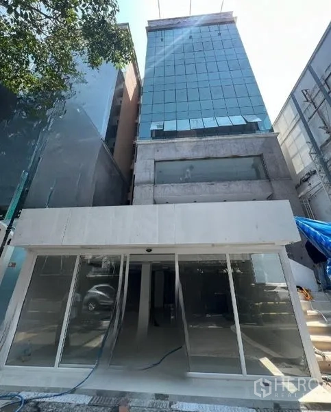 零售空间 出租在Khlong Toei, Bangkok - 建筑正面另一视角，底层为玻璃店面。