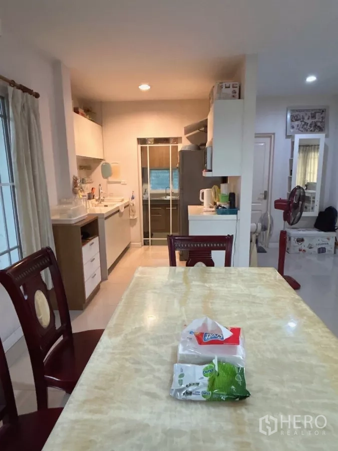 บ้าน ขายในBang Kapi, Bangkok - ส่วนรับประทานอาหารต่อเนื่องครัวแพนทรีสว่าง พร้อมตู้เก็บของและเครื่องใช้