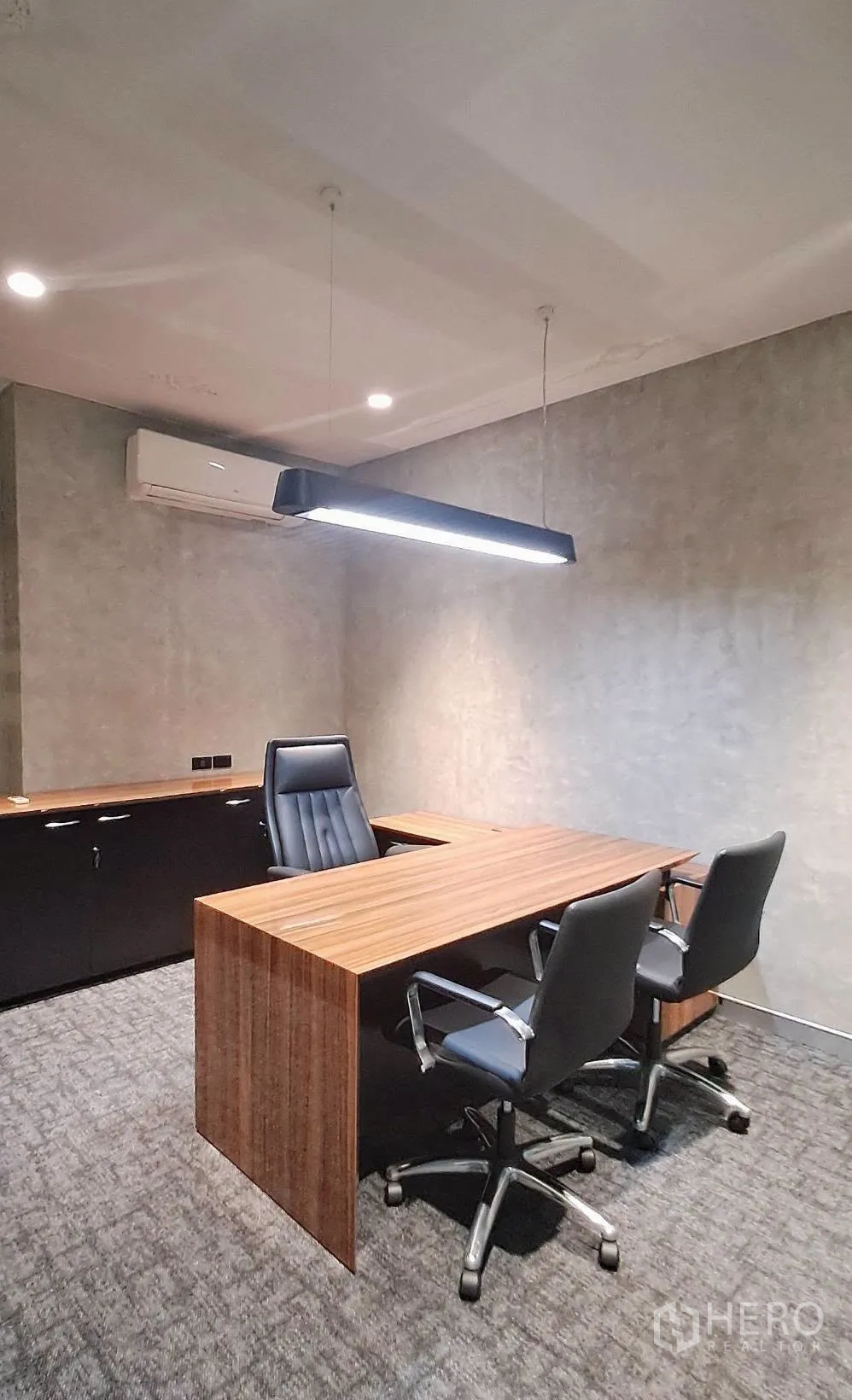家庭办公室 for rent in Lat Phrao, Bangkok - 私密办公室，现代办公桌、照明与空调。