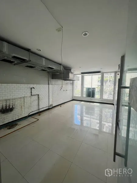 อาคารพาณิชย์ ให้เช่าในKhlong Toei, Bangkok - พื้นที่ครัวกึ่งสำเร็จรูป กรุผนังกรุอิฐขาว มีฮูดดูดควันและหน้าต่างบานใหญ่