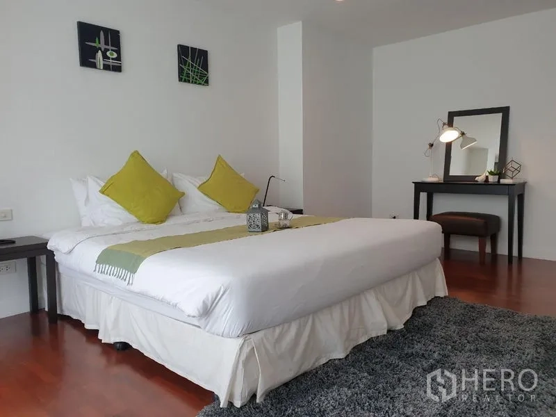 公寓 出租在Bang Rak, Bangkok - 餐厅可供八人用餐，临近大窗与薄纱窗帘