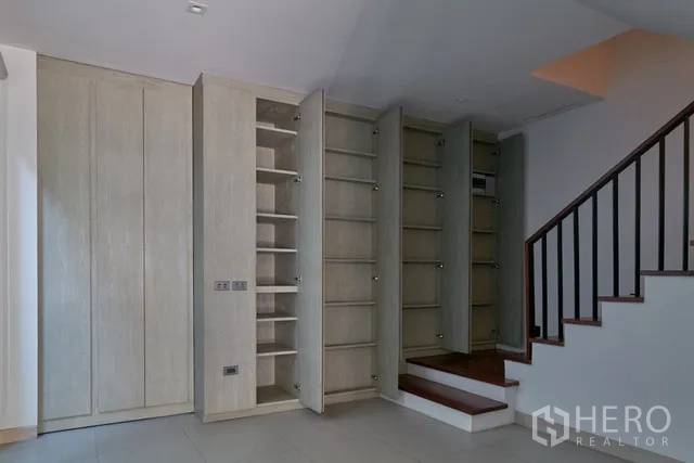 联排别墅 出租在Watthana, Bangkok - 楼梯旁的内置收纳柜全部打开展示。