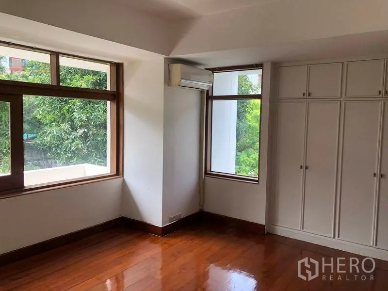 บ้าน ให้เช่าในWatthana, Bangkok - ห้องนอนมุมบ้าน มีตู้บิลท์อิน พื้นไม้ และหน้าต่างบานใหญ่