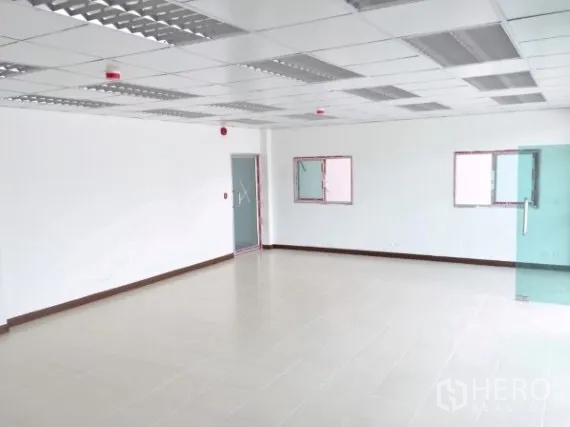 โรงงาน ให้เช่าในBang Sao Thong, Samut Prakan - ห้องออฟฟิศภายในสว่างเพดานทีบาร์ พื้นกระเบื้องและประตูกระจก