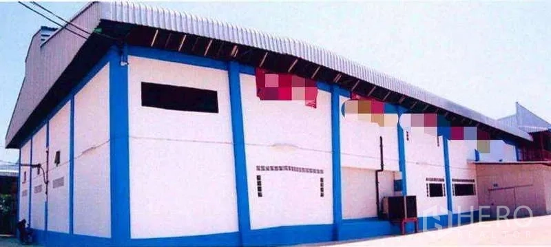 工厂 出售在Samut Prakan - 工厂侧立面，保温墙板与金属屋顶。