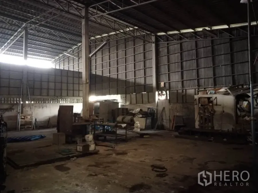货栈 出租在Saphan Sung, Bangkok - 高挑仓库内部，钢结构桁架与金属板墙体，开阔地面适合储存或轻生产。