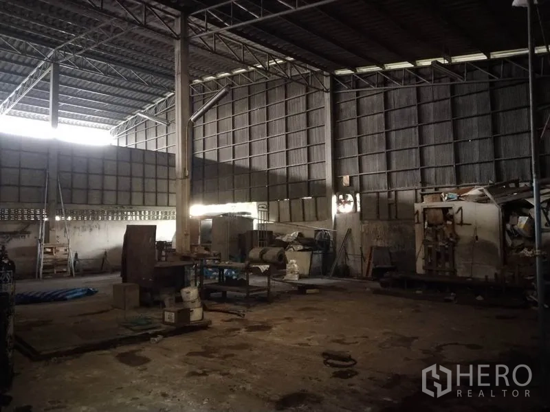 货栈 出租在Saphan Sung, Bangkok - 高挑仓库内部，钢结构桁架与金属板墙体，开阔地面适合储存或轻生产。