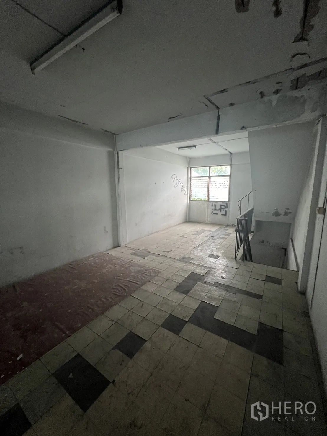 อาคารพาณิชย์ ให้เช่าในSuan Luang, Bangkok - พื้นที่ชั้นบนกว้าง ปูพื้นกระเบื้องหลายแบบ รับแสงหน้าต่าง มองเห็นโถงบันได