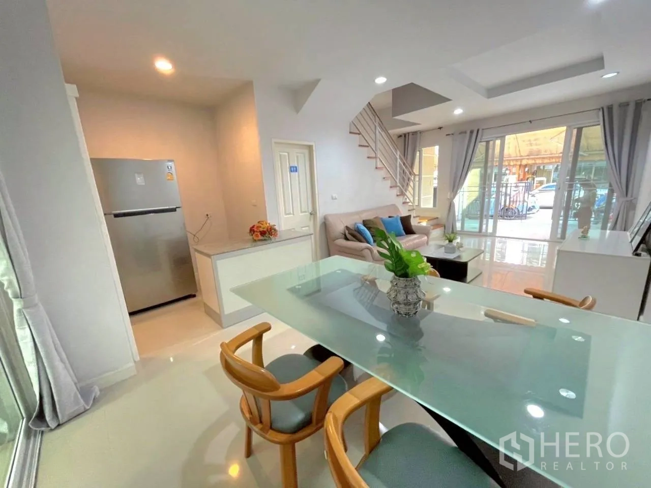 联排别墅 for rent in Bang Kho Laem, Bangkok - 餐客一体空间，前庭玻璃门与楼梯一并呈现。