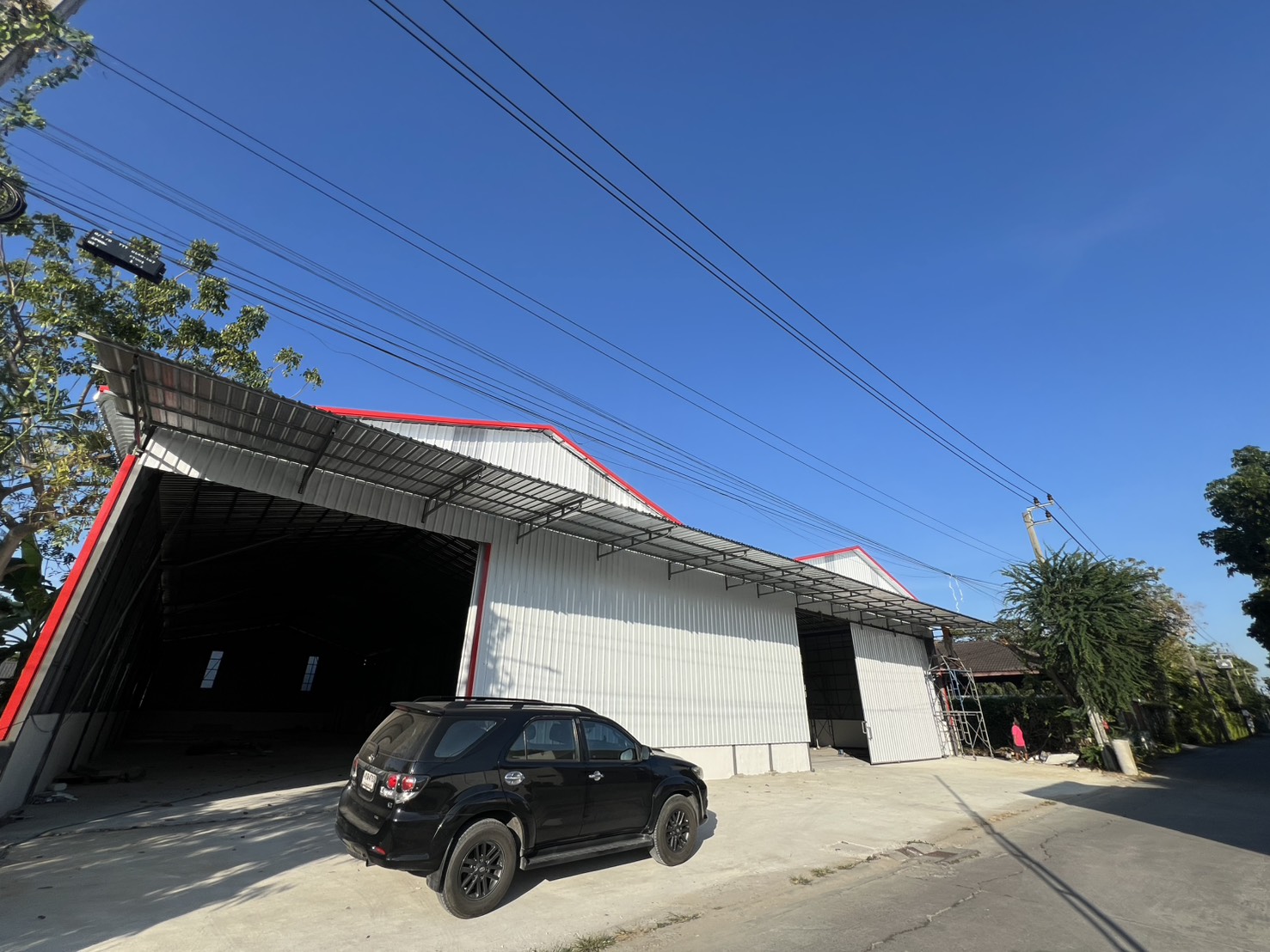 Warehouse for rent in Saphan Sung, Bangkok - Front elevation of warehouse with two large openings and parking apron in Saphan Sung, Bangkok.