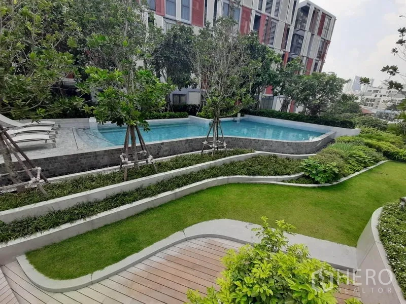 คอนโด ให้เช่าหรือขายในWatthana, Bangkok - สวนจัดแต่งแบบไล่ระดับ ทางเดินไม้ เชื่อมสู่สระว่ายน้ำยกระดับและเตียงอาบแดด