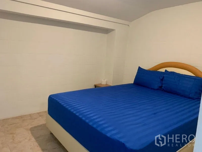 อาคารพาณิชย์ ให้เช่าในKhlong Toei, Bangkok - ห้องนอนเรียบง่าย เตียงคิงส์ไซส์ ผ้าปูสีน้ำเงิน