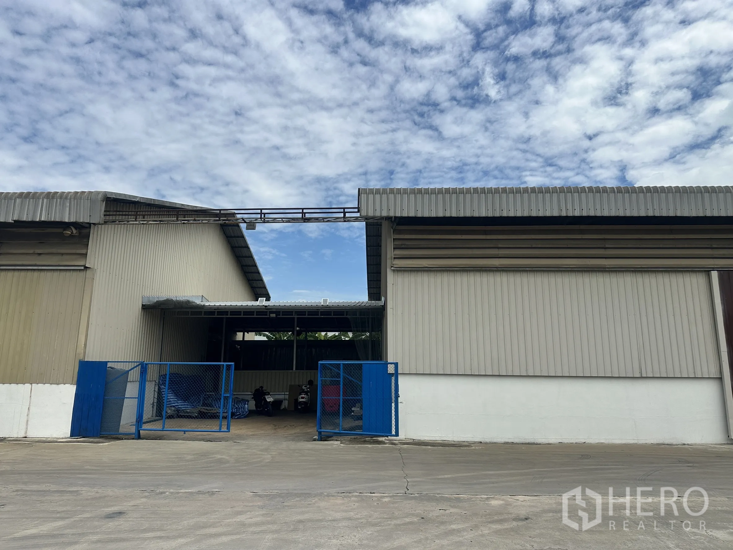 โรงงาน for rent in Lat Krabang, Bangkok - ประตูรั้วสีน้ำเงินทางบริการระหว่างอาคารเมทัลชีทสองหลัง