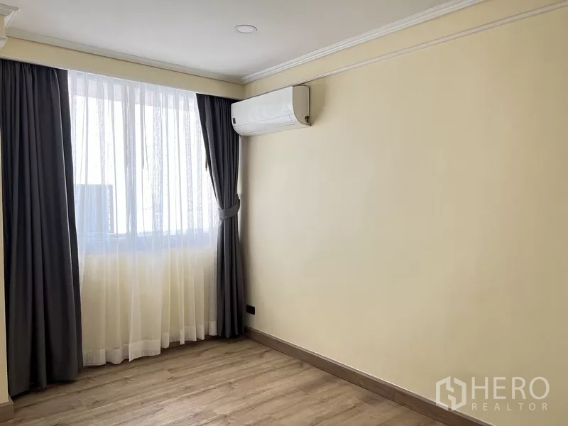 คอนโด ให้เช่าในKhlong Toei, Bangkok - ห้องนอนรองโล่ง หน้าต่างบานใหญ่พร้อมผ้าม่าน และพื้นลายไม้