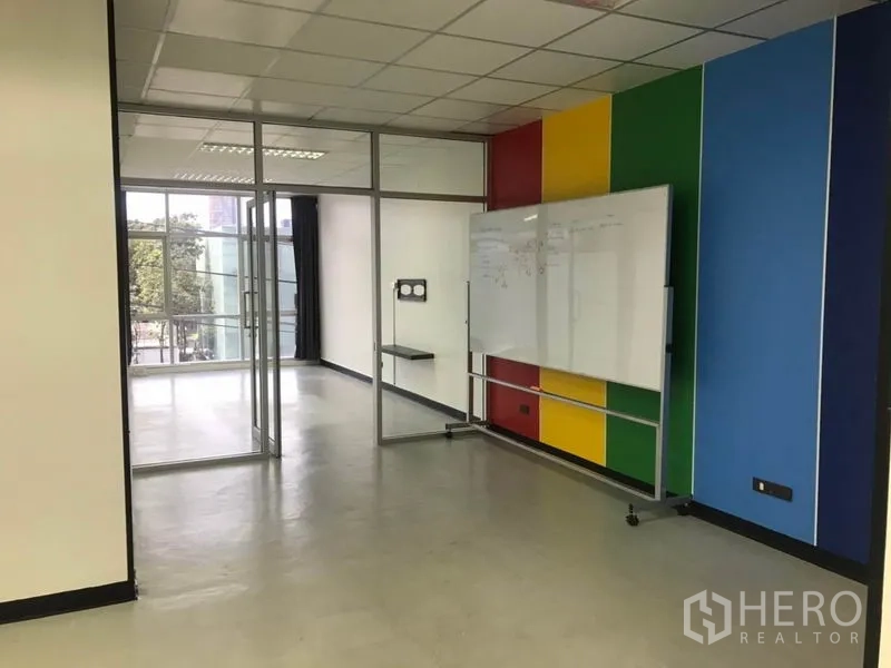 สำนักงาน ให้เช่าในKhlong Toei, Bangkok - โซนประชุม ผนังลายสีสัน พร้อมไวท์บอร์ดเคลื่อนที่ข้างประตูกระจก