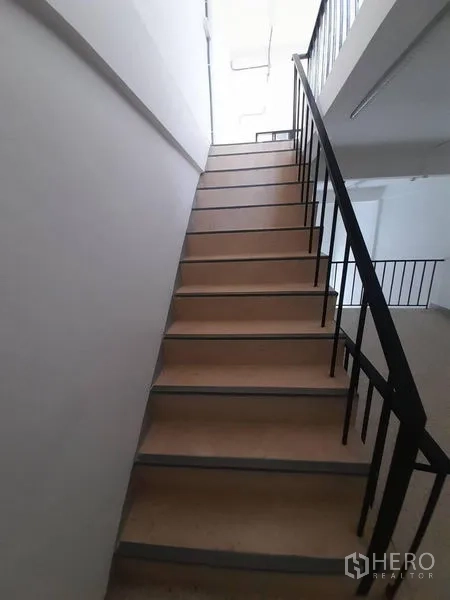 店屋 出租在Khlong Toei, Bangkok - 设备间配不锈钢水箱、水泵与管线