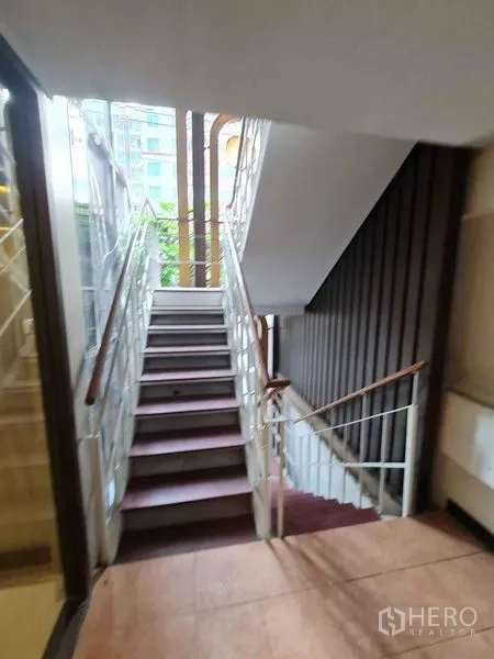 อาคารพาณิชย์ ขายในWatthana, Bangkok - บันไดภายในพร้อมราวจับโลหะและแสงธรรมชาติ