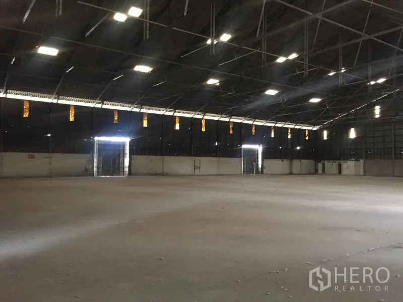 คลังสินค้า ให้เช่าในPak Kret, Nonthaburi - พื้นโกดังไร้เสากลาง กว้างสว่างด้วยไฟเพดาน และมีประตูม้วนขนาดใหญ่