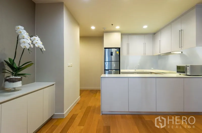 คอนโด ให้เช่าในBang Kho Laem, Bangkok - ครัวสว่างพร้อมเคาน์เตอร์แบบเพนนินซูลา ตู้สีขาว และตู้เย็นสแตนเลส