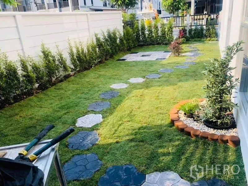 สำนักงานที่บ้าน ให้เช่าหรือขายในBang Khen, Bangkok - สวนส่วนตัวปูหญ้า ทางเดินแผ่นหิน และแนวไม้พุ่มริมรั้ว