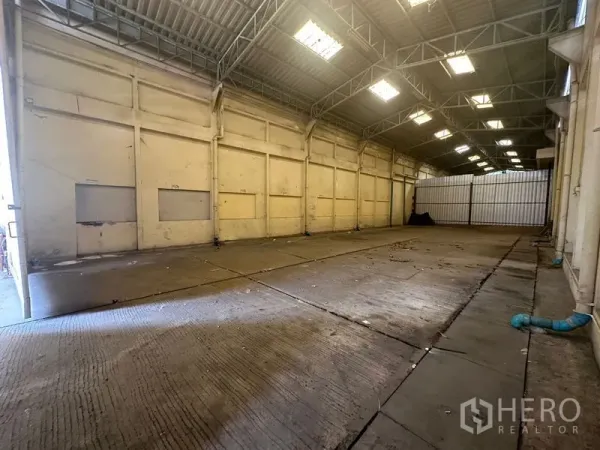 คลังสินค้า ให้เช่าในYan Nawa, Bangkok - พื้นที่เก็บของแบบไร้เสา พื้นรับน้ำหนักสูง เข้า-ออกด้วยรถได้สะดวก