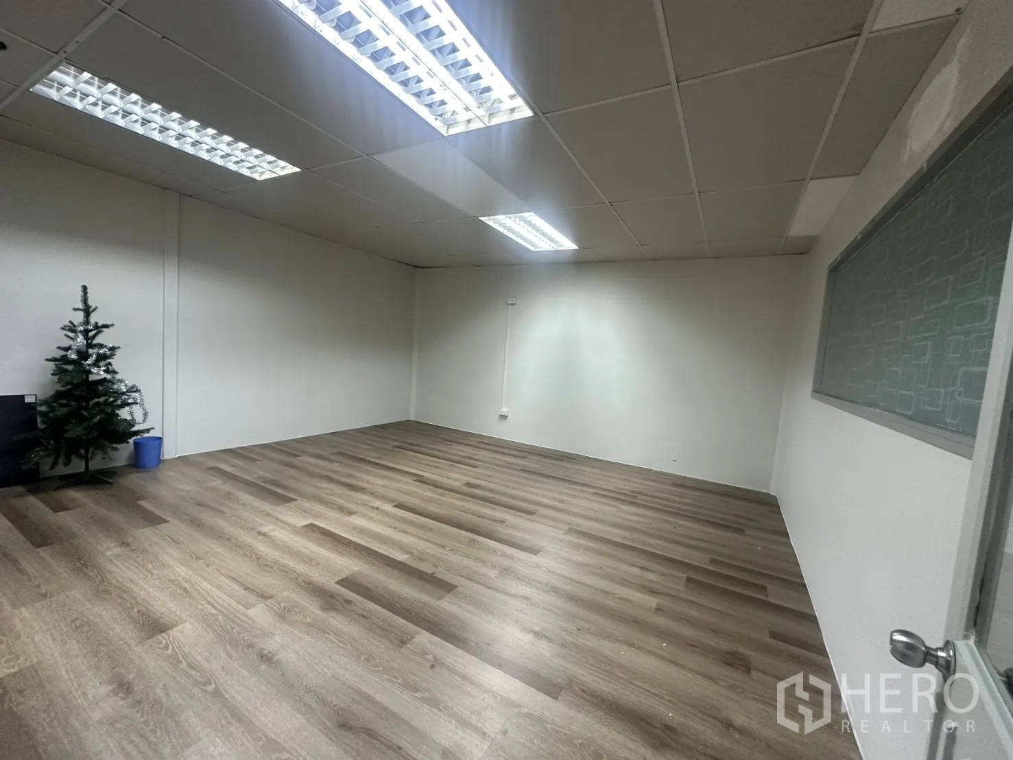 Warehouse for rent in Suan Luang, Bangkok - Office room with shelving and vinyl plank flooring.