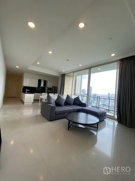 คอนโด ให้เช่าในWatthana, Bangkok - ห้องนั่งเล่นโปร่งของคอนโด 2 ห้องนอน พร้อมหน้าต่างเต็มบาน ระเบียง และวิวสกายไลน์กรุงเทพฯ