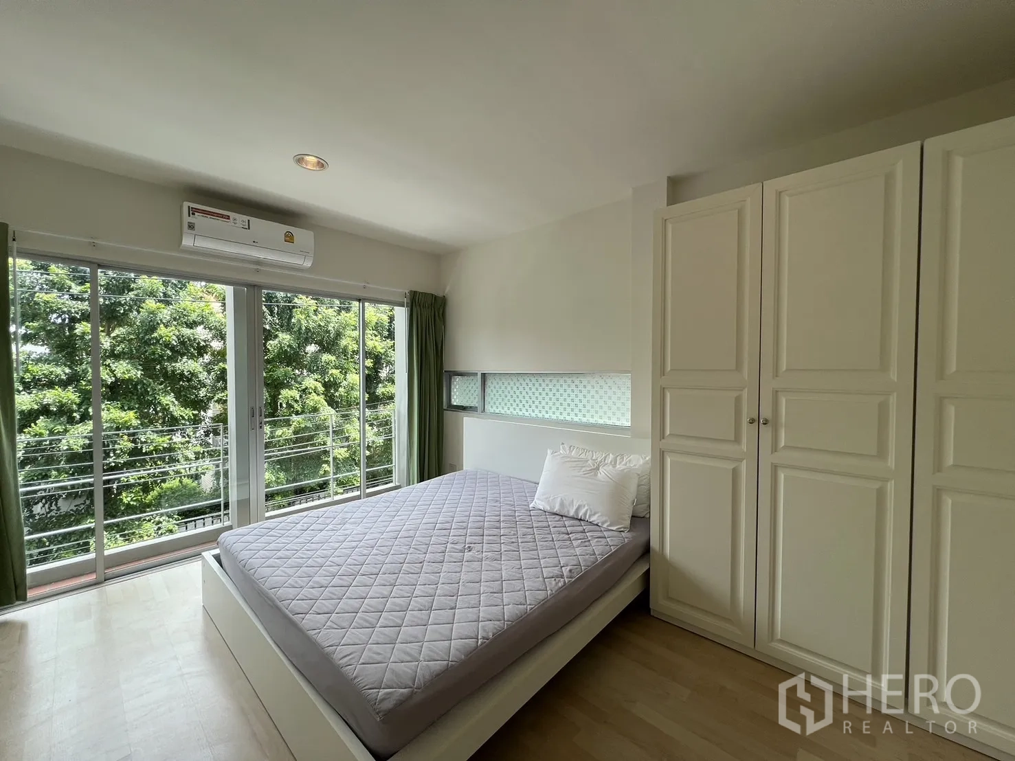 Townhouse for rent in Suan Luang, Bangkok - Bedroom looking toward TV unit and shelving.