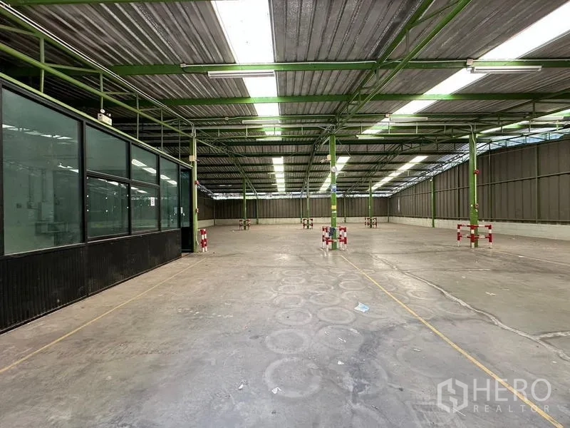 货栈 出租在Prawet, Bangkok - 开阔存储区，金属屋顶照明与地面标线