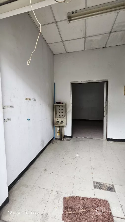 Retail Space for rent in Phra Khanong, Bangkok - Small entry area with wall-mounted control box and access to the main room.