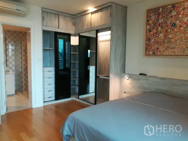 公寓 出租在Khlong Toei, Bangkok - 明亮卧室，木地板，转角衣柜，可直达浴室。