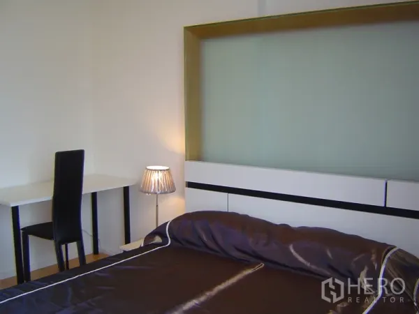 คอนโด ให้เช่าในChatuchak, Bangkok - มุมทำงานในห้องนอน โต๊ะเขียนหนังสือ พนักเตียงโมเดิร์น และโคมไฟ