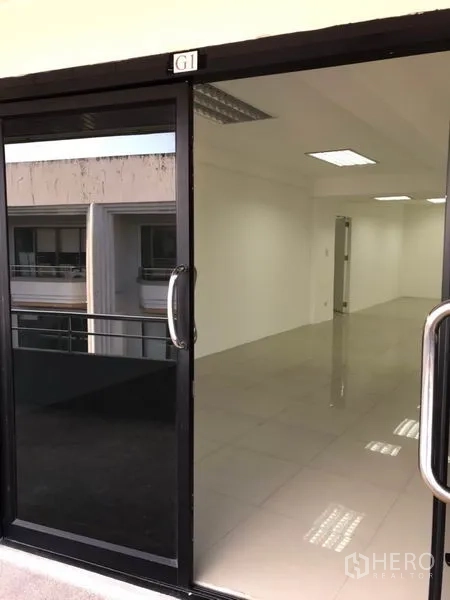 สำนักงาน ให้เช่าในWatthana, Bangkok - มุมมองจากภายนอกผ่านประตูกระจก เห็นภายในสำนักงานสว่างสะอาด