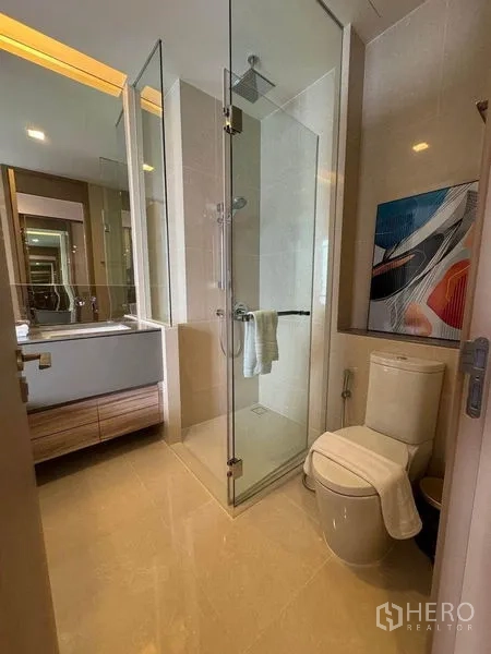 คอนโด ให้เช่าในWatthana, Bangkok - ห้องน้ำสมัยใหม่พร้อมตู้กระจกอาบน้ำ โถสุขภัณฑ์ และอ่างล้างหน้า