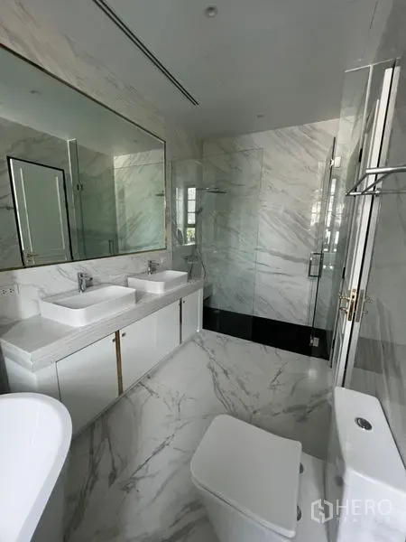 สำนักงานที่บ้าน ให้เช่าหรือขายในWatthana, Bangkok - ห้องน้ำหรูผนังลายหินอ่อน อ่างล้างหน้าคู่ กระจกบานกว้าง และตู้ฝักบัวกระจก